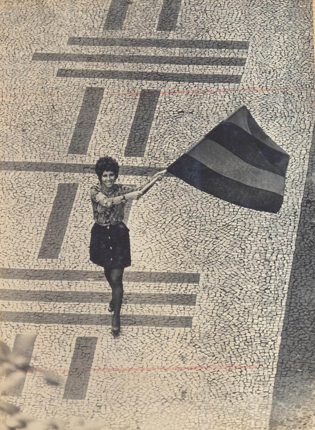 A Moça do Flamengo posa para a capa do Jornal do Brasil