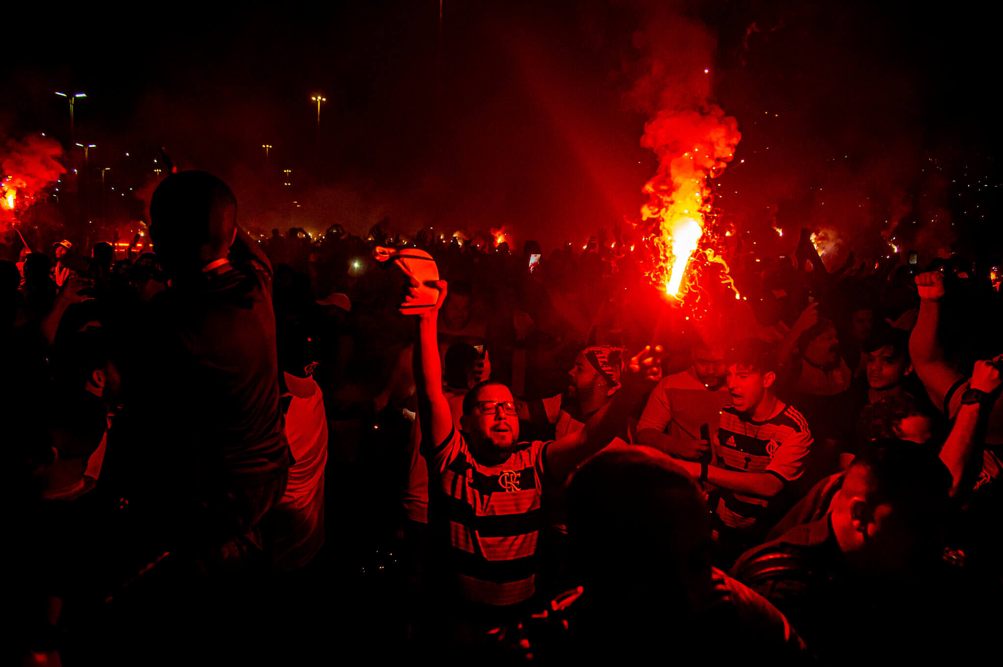 Torcida do Flamengo com sinalizador aceso, promove a chamada "rua de fogo" na chegada do time ao estádio do Maracanã
