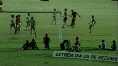 Rondinelli sobe mais que a zaga vascaína para marcar o gol do título carioca de 1978