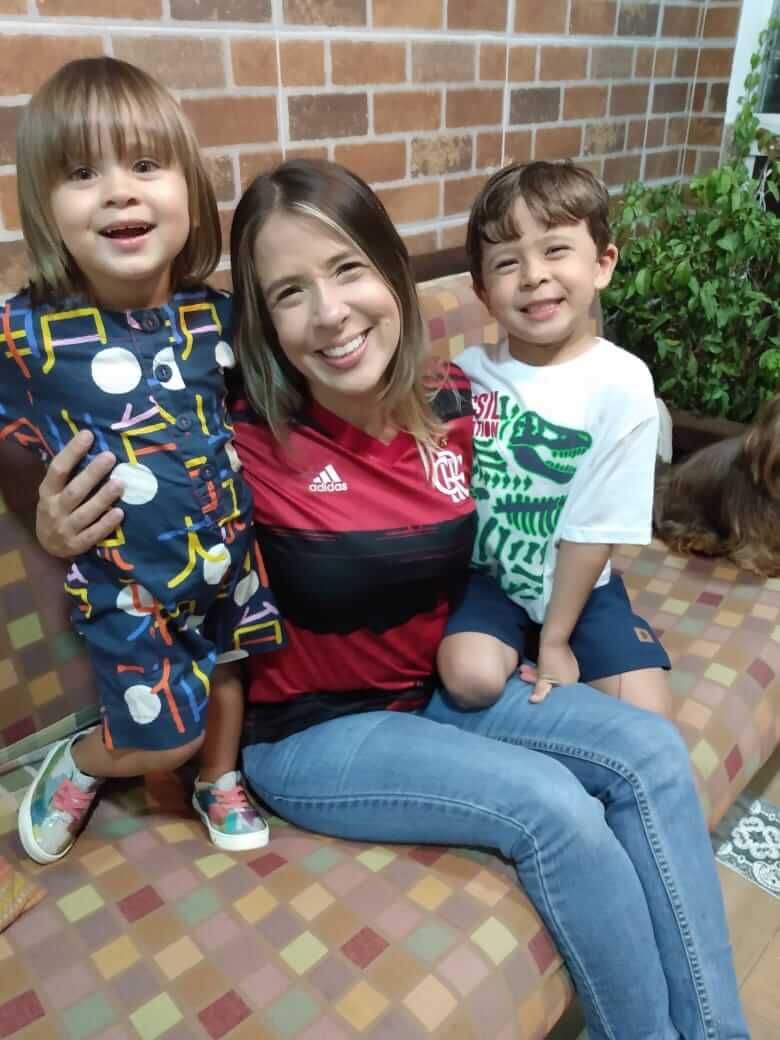 A autora Ludmilla Vieira posa com os filhos