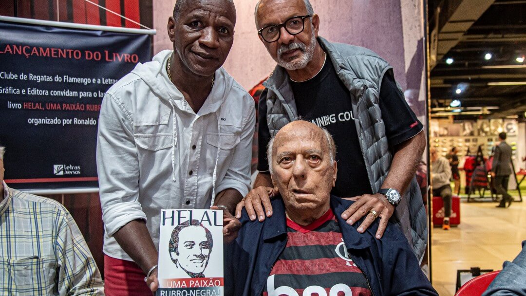 No lançamento do livro, Helal posa com Adílio e Júnior na sede da Gávea
