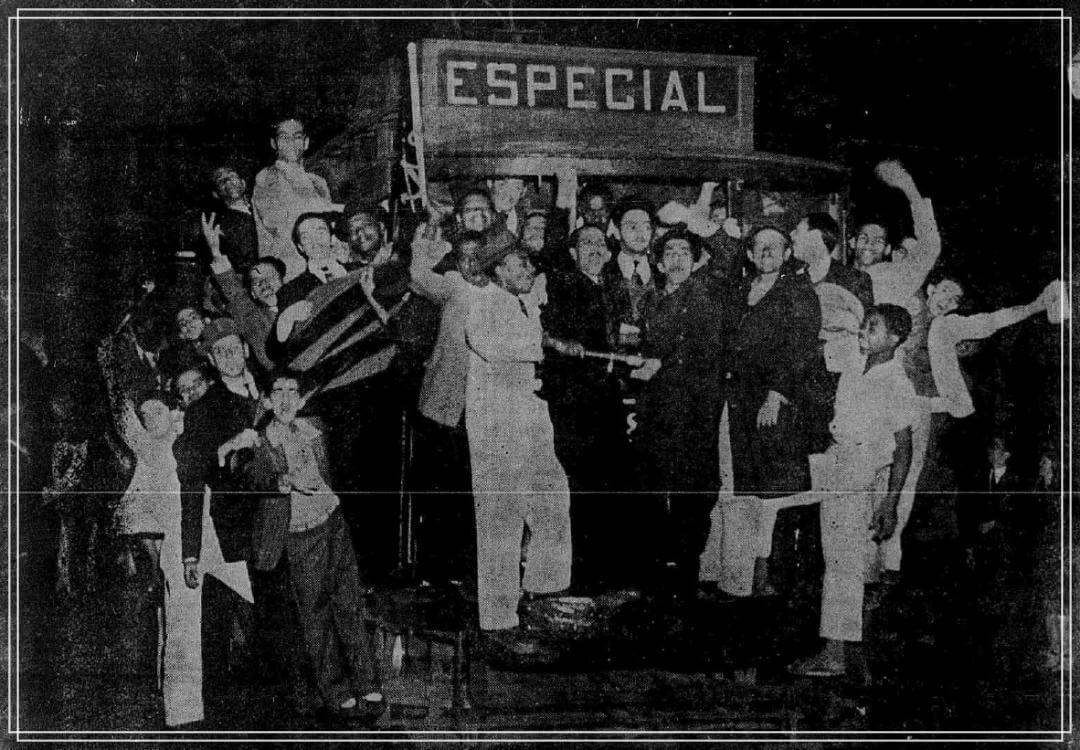 Torcida do Flamengo festeja o título de 1942 nas ruas do Rio