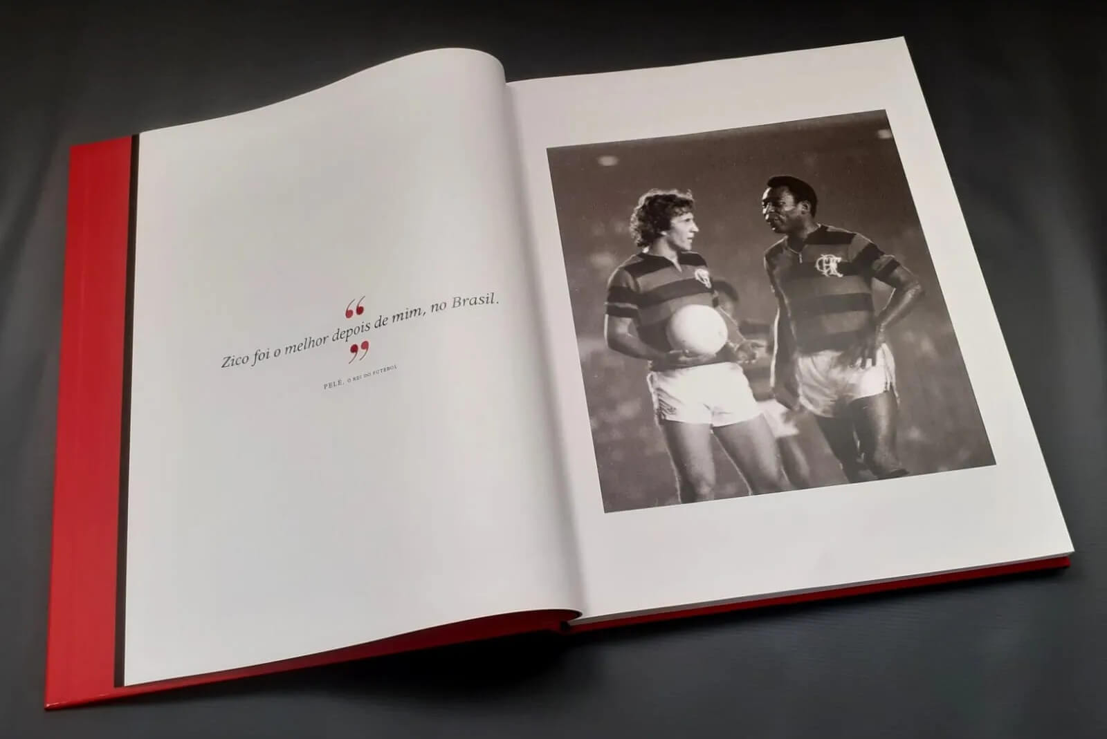 Miolo do livro aberto, mostrando foto de Zico jogando ao lado de Pelé no Flamengo
